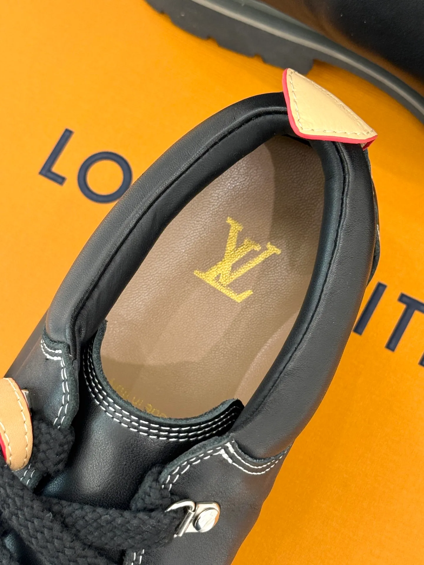 P720 LV Remix derby 25WF new product, the top version of couple's derby shoes, uses classic as the base color to reshape the fashion style✨ Various colors break the monotony. Black is cool, brown is retro, pink is sweet, and blue is fresh. Suitable for different styles of wear🎨 The delicate leather fits the foot shape and the shoelace details hide ingenuity. It is a fashion symbol of walking and steps on the forefront of the trend every step of the way. Start your own style journey🚶‍♀️ The fabric is made of first-layer cowhide, the inner pads are all sheepskin, the original molded custom TPU non-slip outsole size: Female: 35-41 (40/41 customized) Male: 39-46 (45/46 customized)